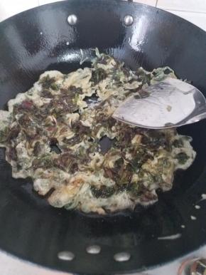 锅内热油直接下过煎炒就可以，但是不要太使劲炒的太碎。