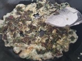 锅内热油直接下过煎炒就可以，但是不要太使劲炒的太碎。