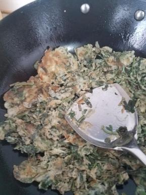 当没有流动的蛋液时，翻面在轻轻的煎炒一会。