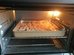 烤箱120度，中层上下火烤十分钟左右，变干即可