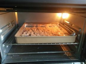 烤箱120度，中层上下火烤十分钟左右，变干即可