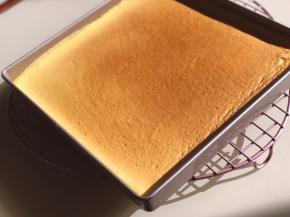 烤到上色很好，用牙签可以在边上插进去，拔出牙签不会粘到蛋糕糊即是熟了，放凉后脱模即可