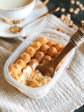 超级丰富的层次，香甜不腻的口感，豆乳的豆香和乳酪的甜中微酸，这个口感，真的可以一口气吃下两盒啦～～