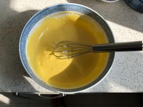 搅打均匀的蛋黄糊