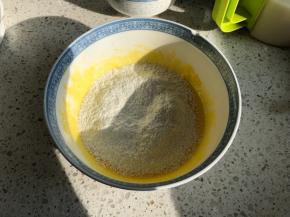 筛入低筋面粉，搅拌均匀至干面粉