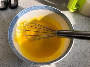 【豆乳制作】蛋黄加细砂糖搅打均匀