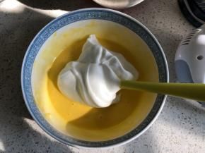 分三次把蛋白霜加入到蛋黄糊中，每一次都翻拌均匀后再加入下一次蛋白霜，最后完全翻拌均匀