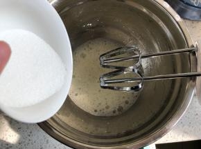 蛋清内先滴入柠檬汁，电动打蛋器先低速打法至蛋清呈粗泡状，加入1/3的细砂糖，继续中高速打发，然后打发到蛋清泡沫细腻，再加入1/3的细砂糖继续打发，再打发到蛋清有明显纹路，倒入剩下的细砂糖继续打发