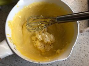 奶油奶酪室温软化好，分两次加入到豆浆蛋黄糊中，每一次都搅拌顺滑