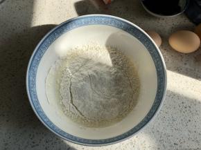 筛入低筋面粉，搅拌均匀至无干面粉颗粒