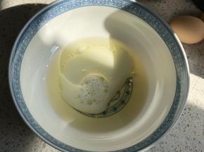 【小四卷制作】玉米油和牛奶倒入容器内，用打蛋器搅打均匀