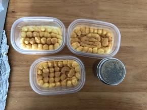 均匀筛上一层熟黄豆面（黄豆面可以先炒香黄豆，然后用破壁机磨成粉）
