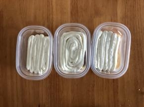 挤上一层奶油