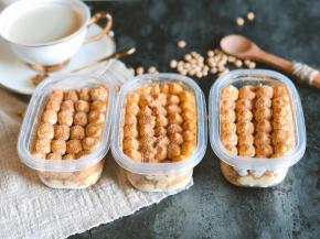 依次再挤入奶油和豆乳，筛上熟黄豆粉