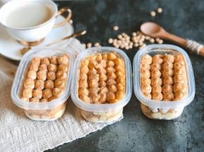 依次再挤入奶油和豆乳，筛上熟黄豆粉