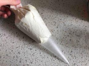 200g淡奶油加15g细砂糖打发至可以裱花的状态，刮入裱花袋中
