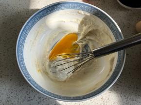 蛋清蛋黄分离，分次逐个加入蛋黄搅打均匀