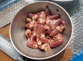 把鸡心仔细洗净，边缘的脂肪撕掉，然后在鸡心上面划几刀，但是不要切断。
