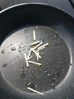 在一口无水的锅内淋少许植物油热锅，加入切好的姜丝炒香。