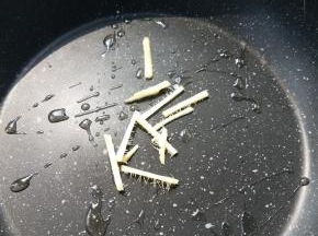 在一口无水的锅内淋少许植物油热锅，加入切好的姜丝炒香。