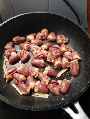 加入准备好的鸡心。