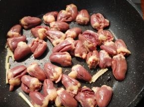 加入准备好的鸡心。