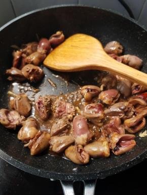 再加一点点孜然粒，大火翻炒均匀。