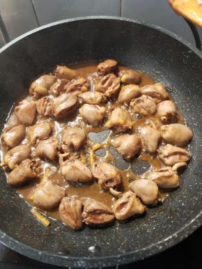 当鸡心全部变色，炒出一点点汤汁的时候，就可以关火了，不要炒的过老。