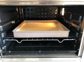 放入提前预热好的烤箱，180度，上下火，烤20-25分钟，根据自己的烤箱定温和时间