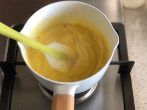 然后搅拌均匀的豆浆蛋黄糊全部倒回小奶锅中，小火，一边煮一边搅拌，防止糊锅，搅拌到浓稠关火