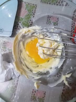 加入鸡蛋，搅拌均匀。