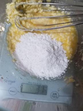 加入糖粉，拌匀。