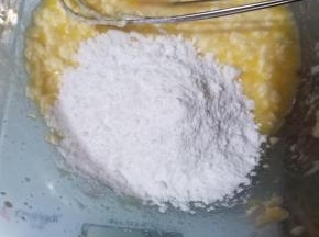 加入糖粉，拌匀。