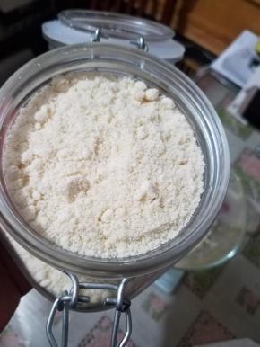 加入杏仁粉，划十字，跟液体完全融合。