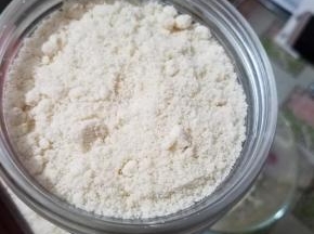 加入杏仁粉，划十字，跟液体完全融合。