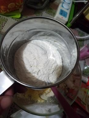 筛入低筋面粉，继续切拌均匀，不要搅拌。