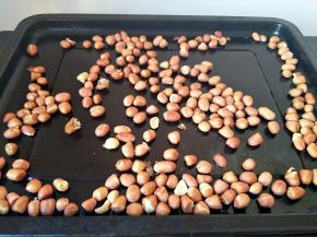 烤到花生啪啦啪啦的响裂开，要注意状态，不要烤焦了