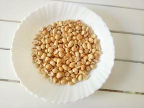 再把搓掉的花生皮吹掉