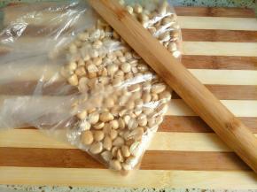 倒入保鲜袋，用擀面杖擀碎