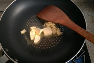 黄油放不粘锅小火融化