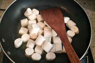 倒入棉花糖翻炒，记得全程小火