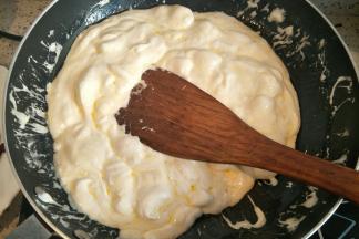 炒到棉花糖化开，加入盐拌匀