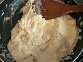 倒入奶粉拌匀