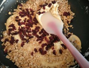 倒入花生碎和蔓越莓干，这时候可以关火了