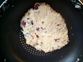 迅速拌成团，如果材料太多混不进去，可以戴个一次性手套用手揉进去