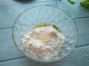 饼底食材放入容器中