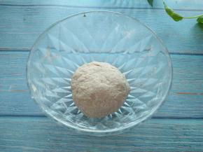 揉成光滑的面团，盖保鲜膜，温暖处发酵