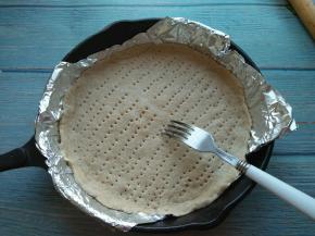 用叉子扎一些小眼