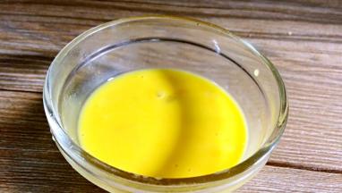 蛋黄打入碗中，加入少许清水搅拌均匀，同时将烤箱200度预热10分钟