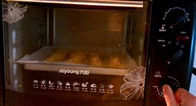 放入预热好的烤箱中层，200度烤15分钟即可